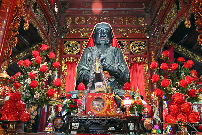 temple quan thanh statue tran vu